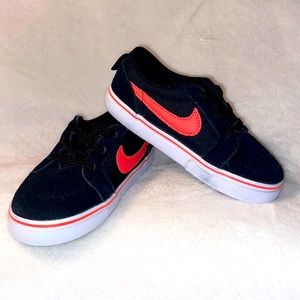 Nike tennis shoes 9C